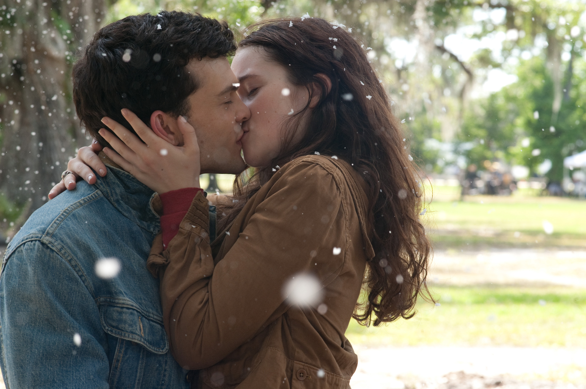 Still of Alice Englert and Alden Ehrenreich in Nemirtinguju kronikos: nuostabus sutverimai (2013)