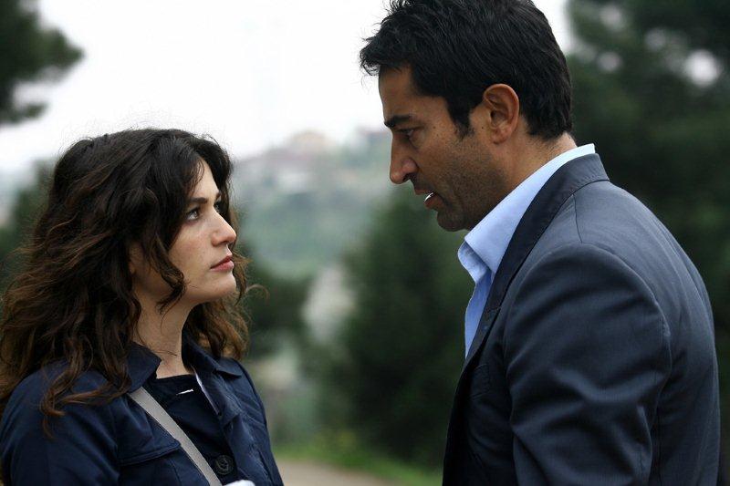 Kenan Imirzalioglu and Berrak Tüzünataç in Ezel (2009)