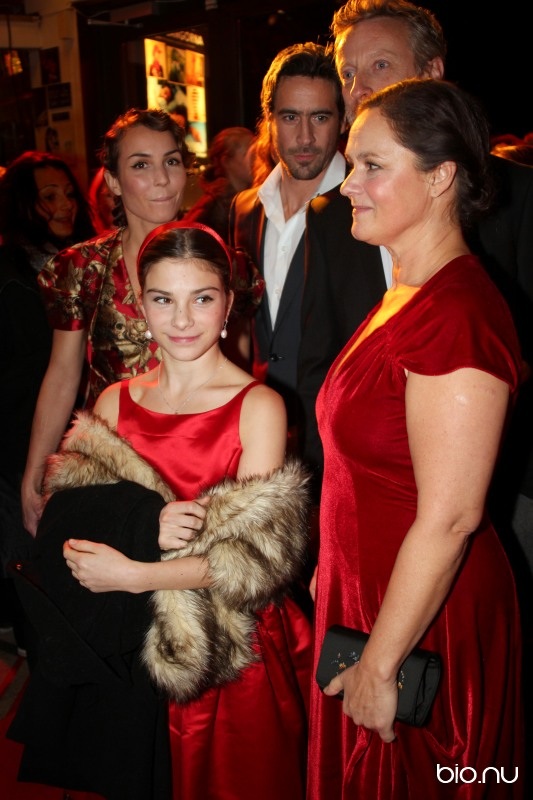Tehilla together with the director Pernilla August at the Swedish premiere of Svinalängorna (Beyond)