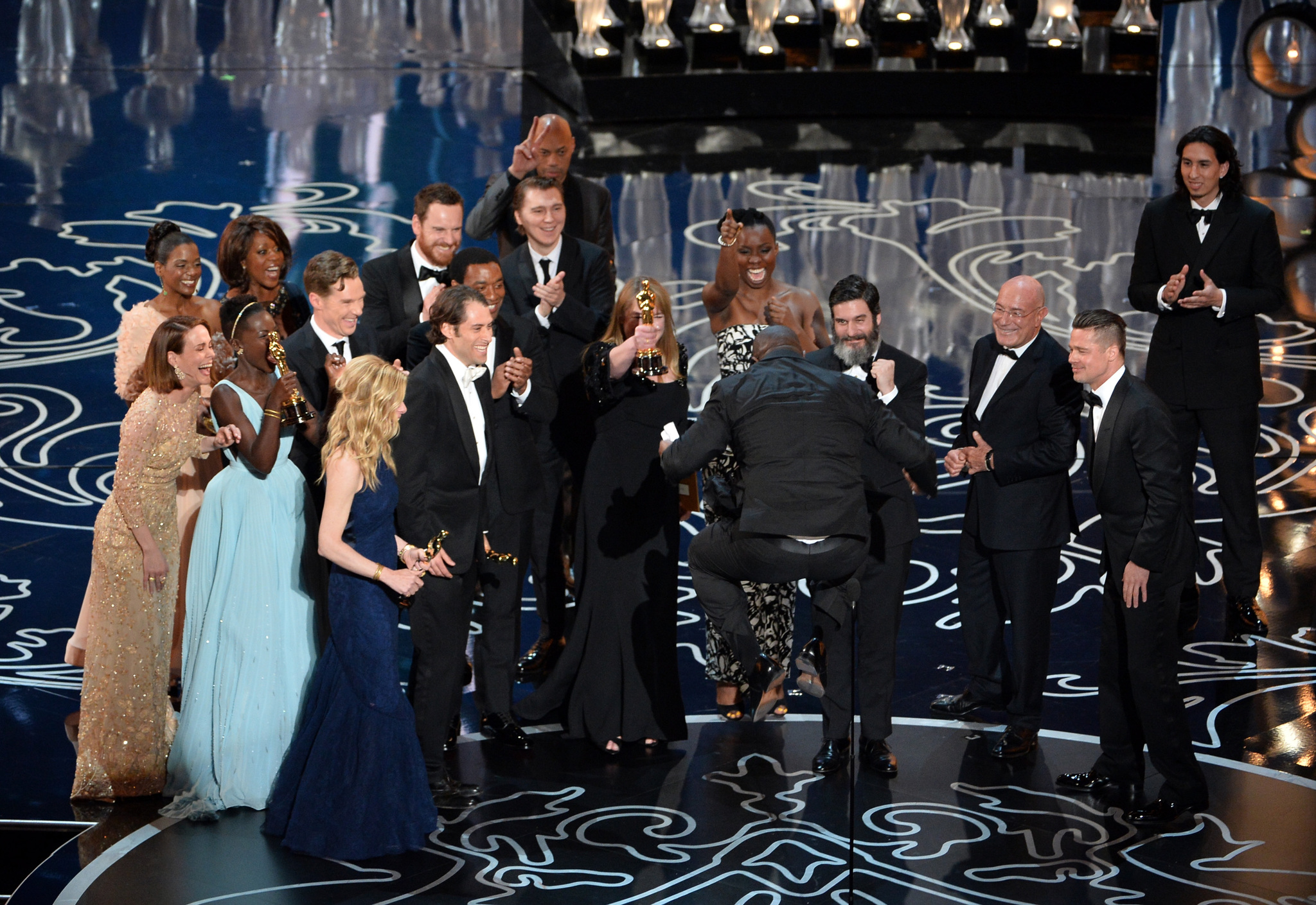 Brad Pitt, Sarah Paulson, Chiwetel Ejiofor, Dede Gardner, Anthony Katagas, Arnon Milchan, John Ridley, Benedict Cumberbatch, Jeremy Kleiner, Adepero Oduye, Lupita Nyong'o and Steve McQueen at event of The Oscars (2014)