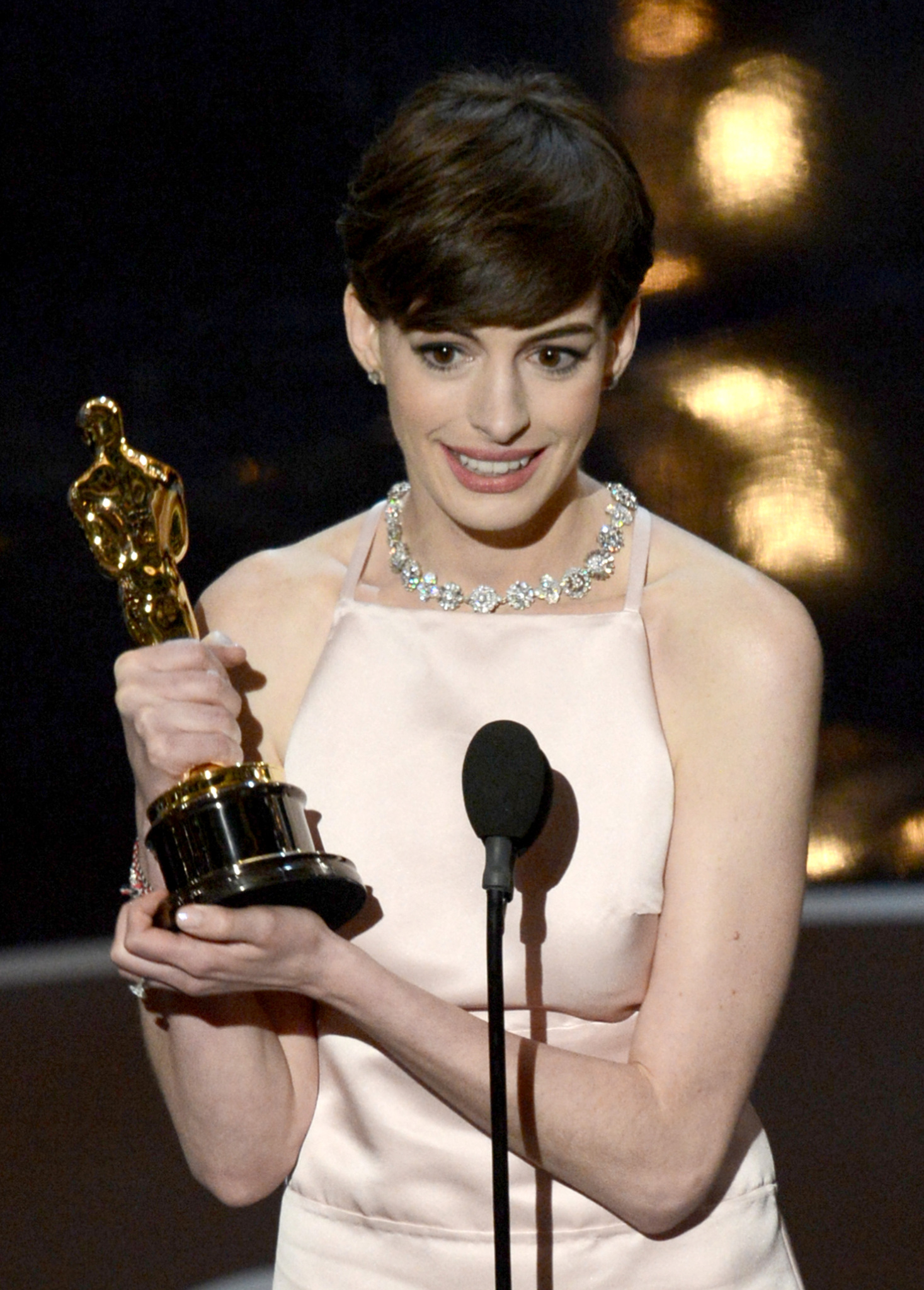 Anne Hathaway at event of The Oscars (2013)