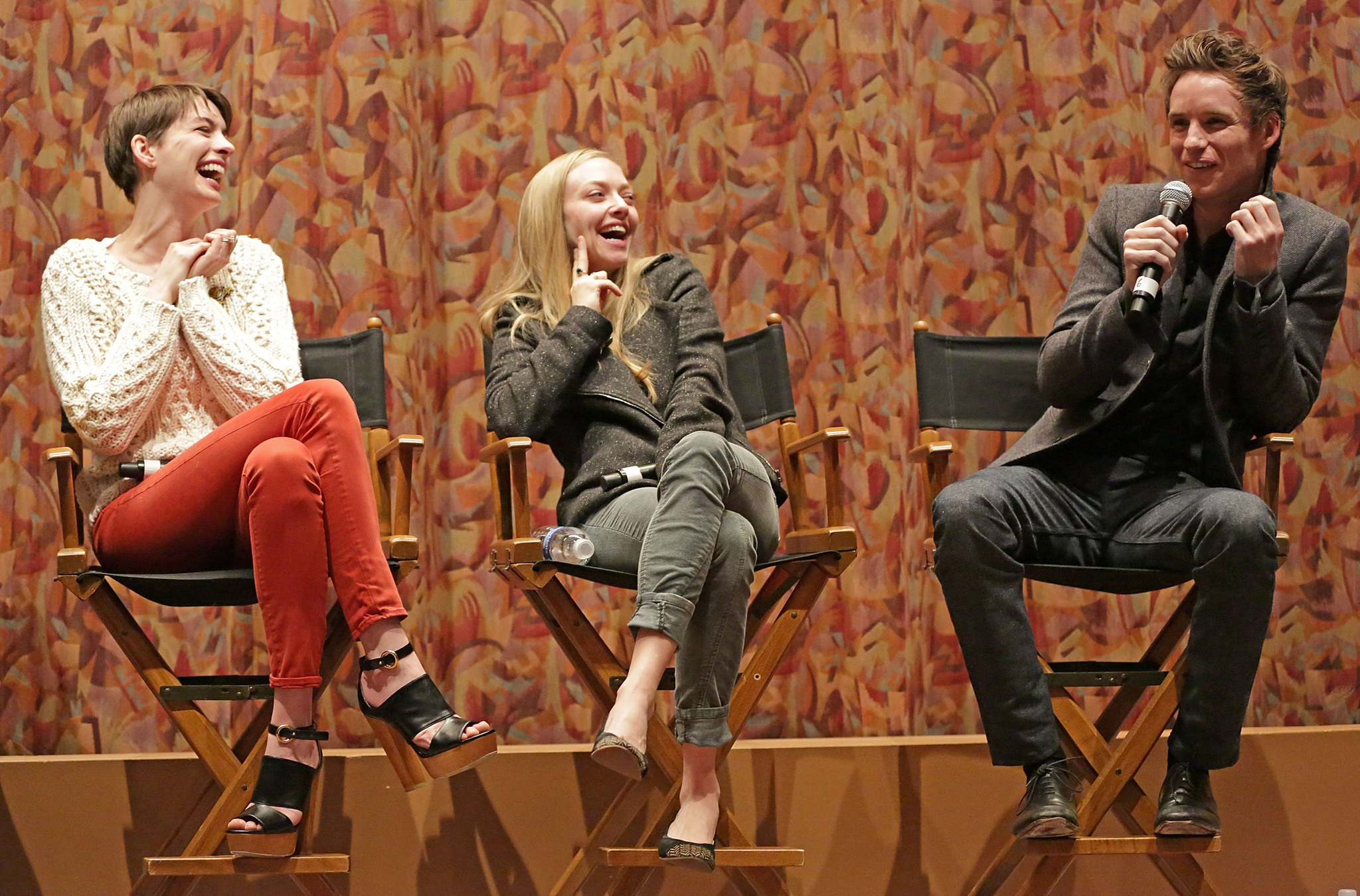 Anne Hathaway, Amanda Seyfried and Eddie Redmayne at event of Vargdieniai (2012)