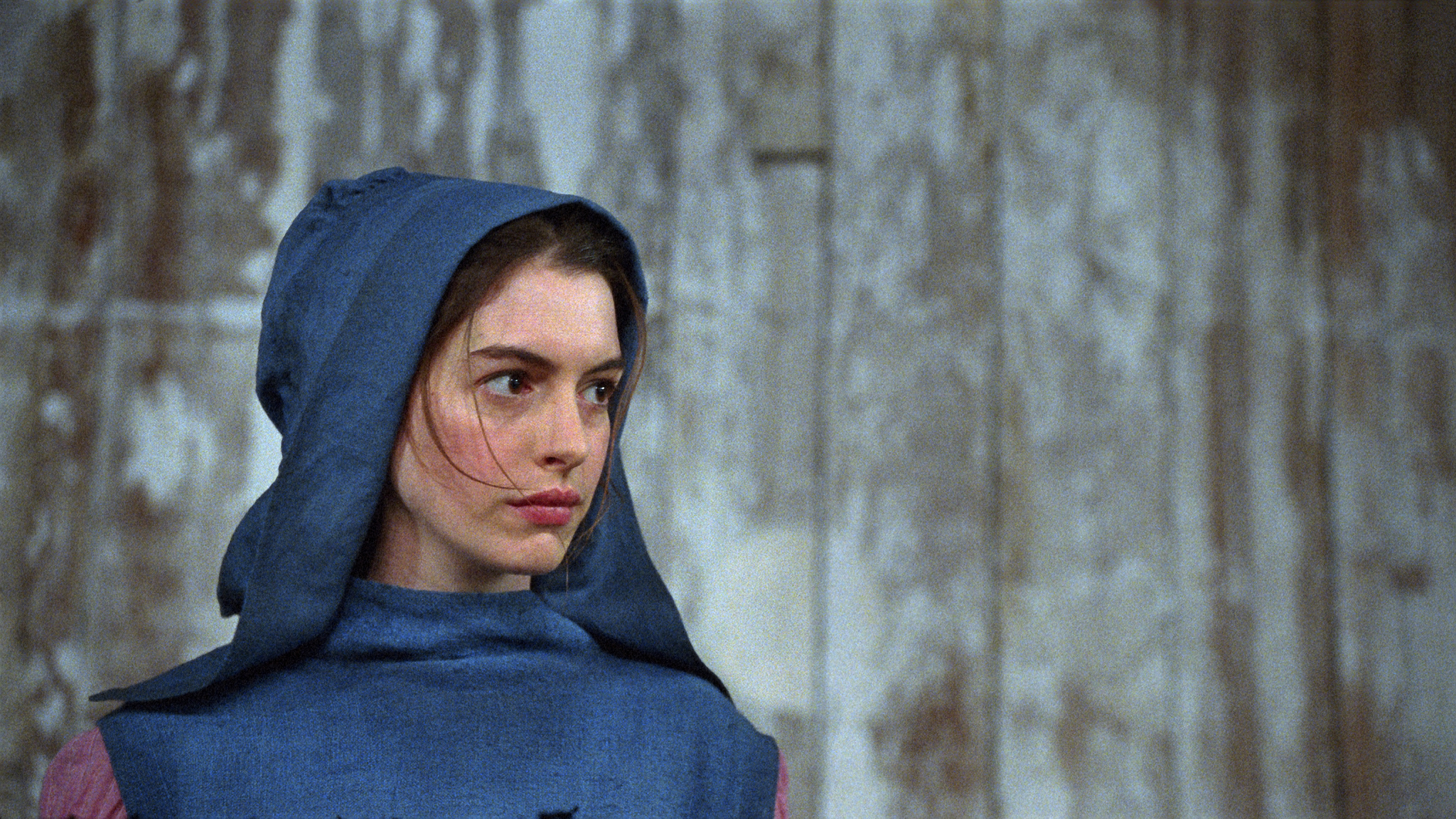 Still of Anne Hathaway in Vargdieniai (2012)