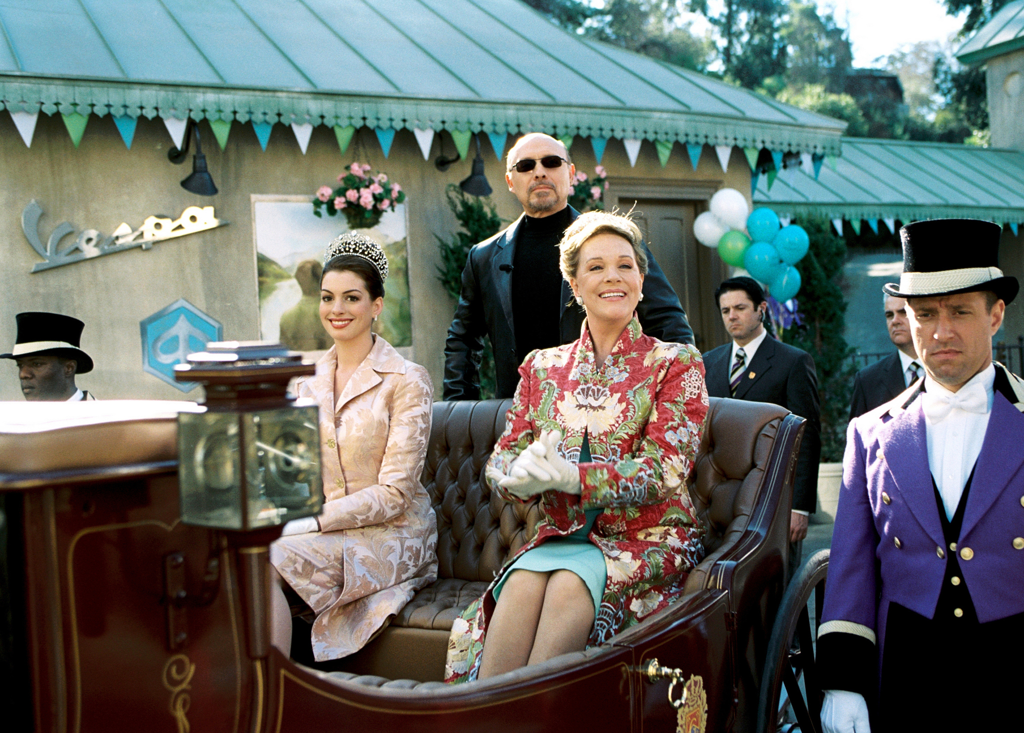 Still of Julie Andrews, Hector Elizondo and Anne Hathaway in The Princess Diaries 2: Royal Engagement (2004)