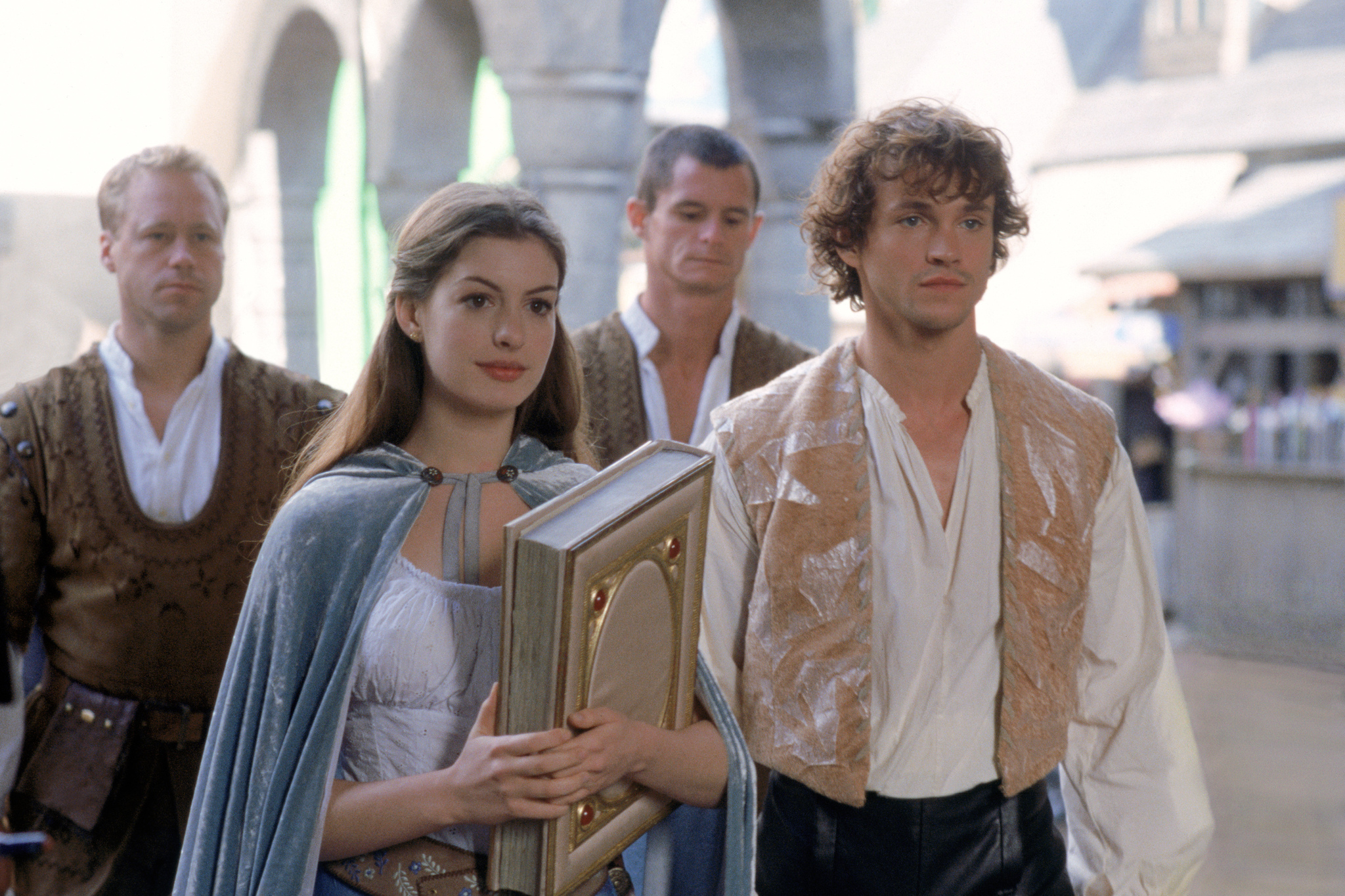 Still of Anne Hathaway and Hugh Dancy in Ella Enchanted (2004)