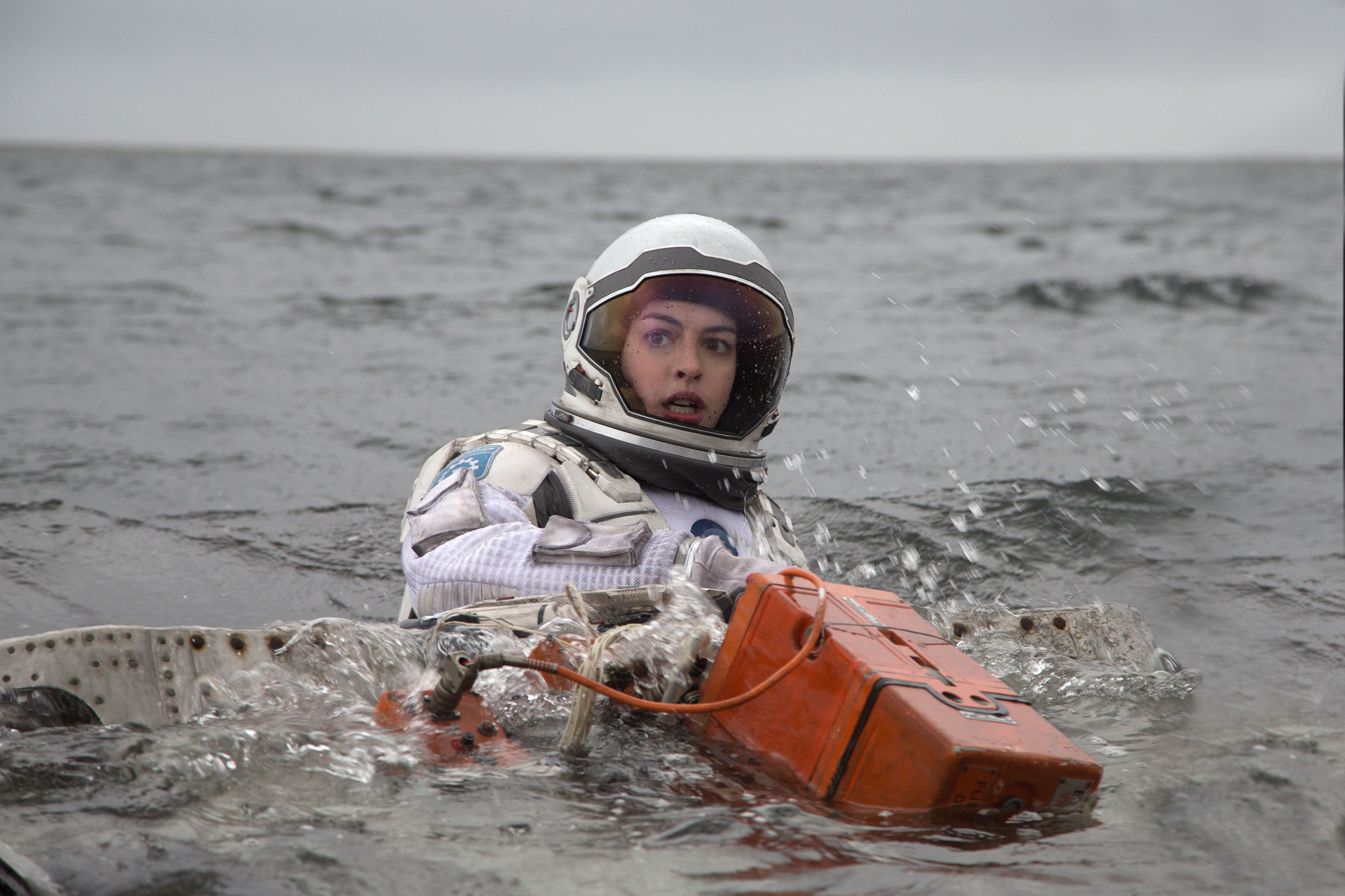 Still of Anne Hathaway in Tarp zvaigzdziu (2014)