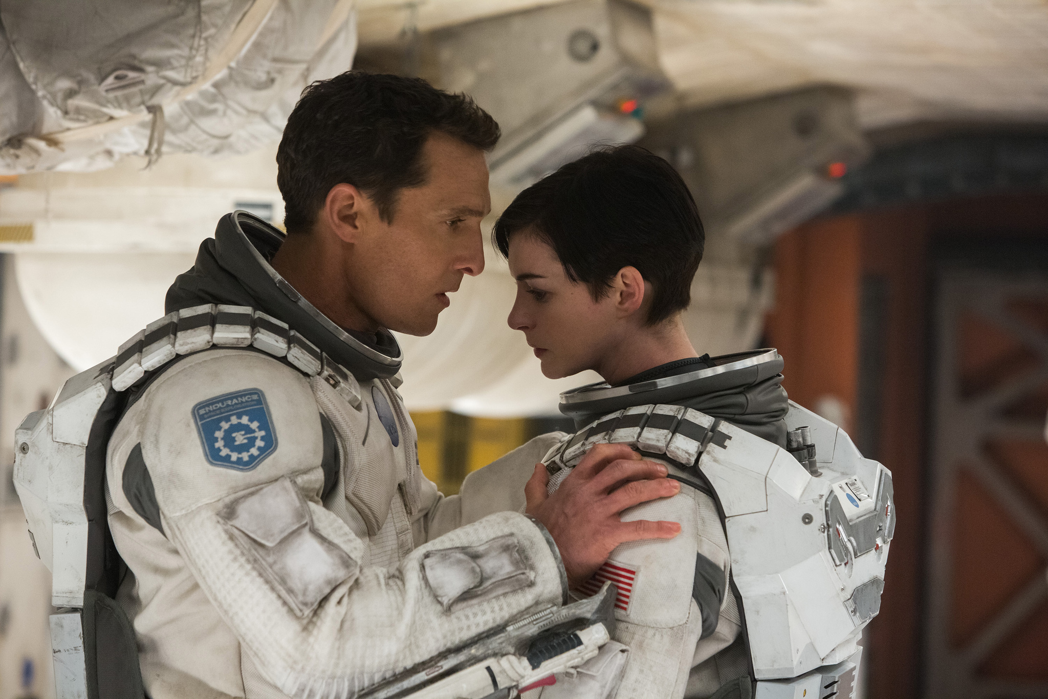 Still of Matthew McConaughey and Anne Hathaway in Tarp zvaigzdziu (2014)