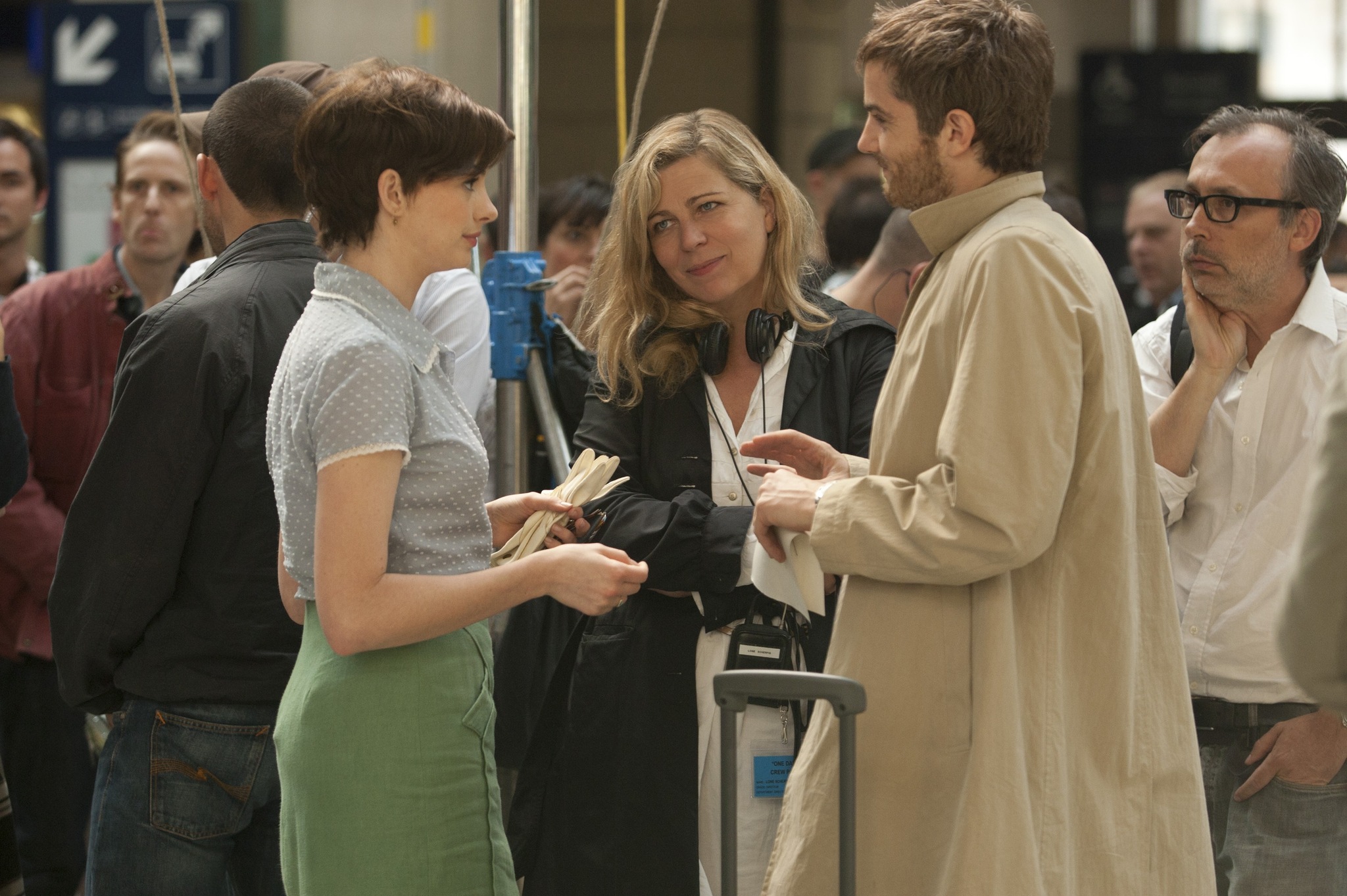 Still of Anne Hathaway, Lone Scherfig and Jim Sturgess in Viena diena (2011)