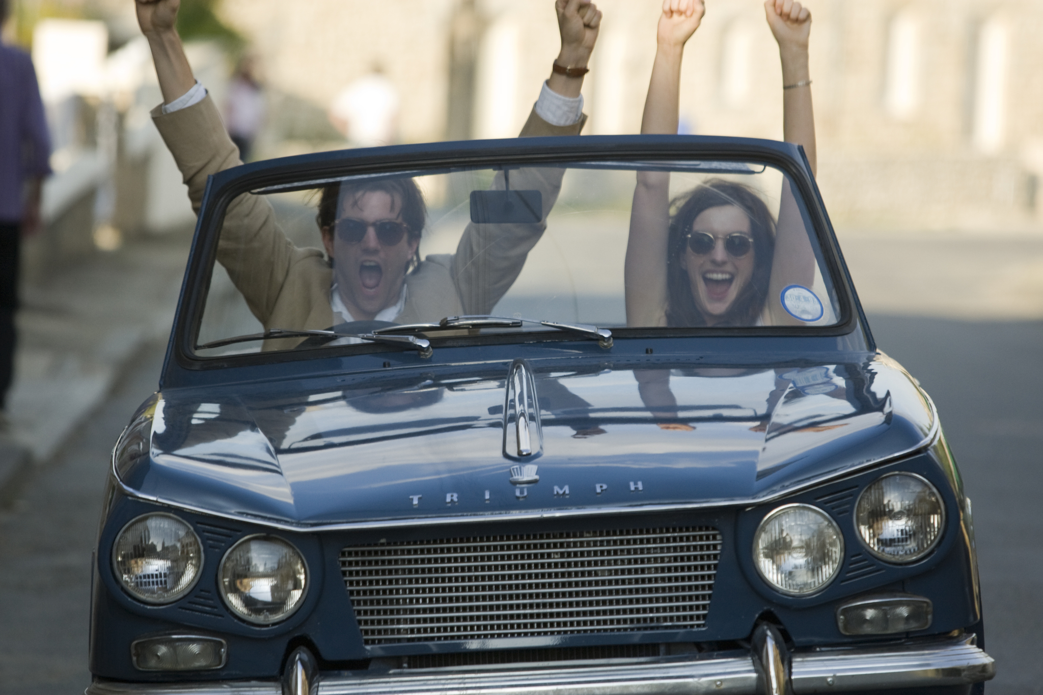 Still of Anne Hathaway and Jim Sturgess in Viena diena (2011)