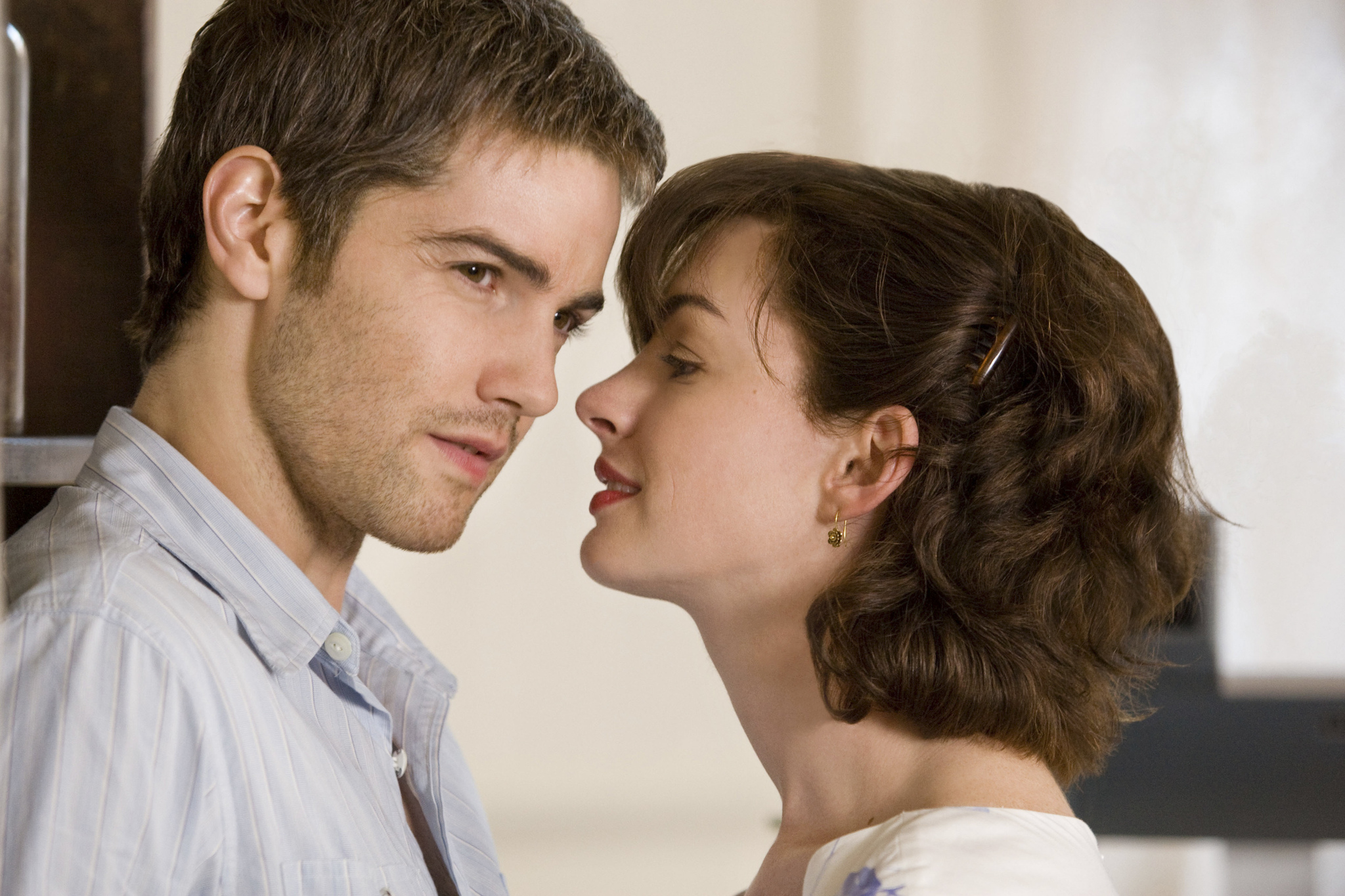 Still of Anne Hathaway and Jim Sturgess in Viena diena (2011)