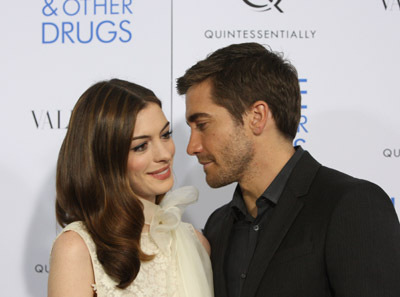 Anne Hathaway and Jake Gyllenhaal at event of Meile ir kiti narkotikai (2010)