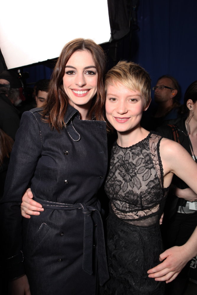 Anne Hathaway and Mia Wasikowska at event of Alisa stebuklu salyje (2010)