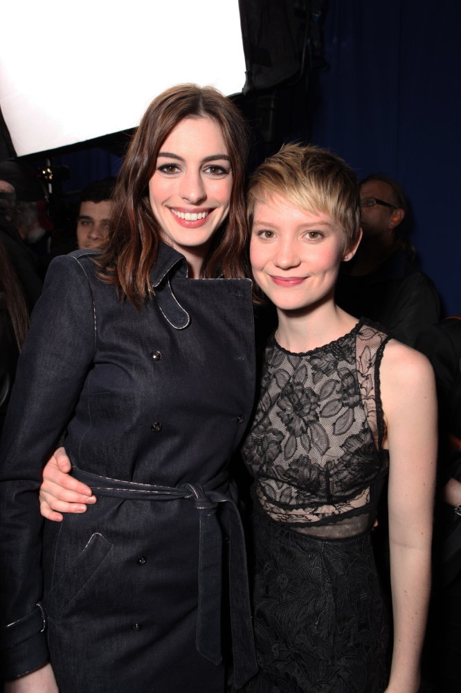 Anne Hathaway and Mia Wasikowska at event of Alisa stebuklu salyje (2010)