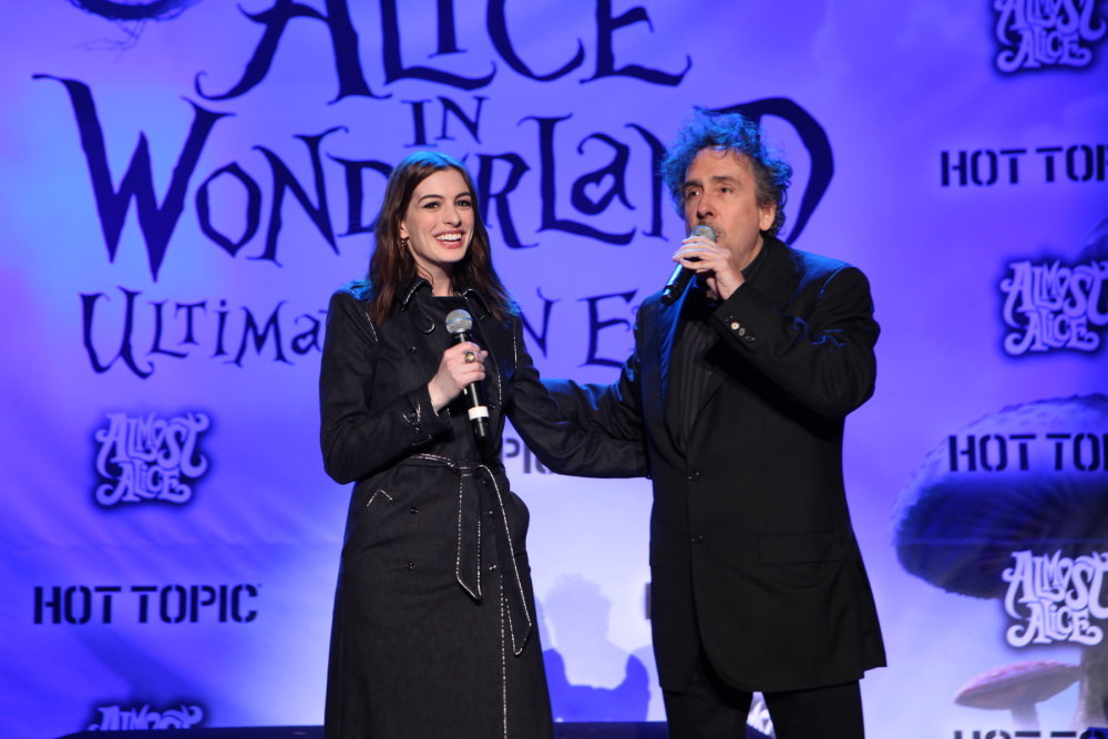 Tim Burton and Anne Hathaway at event of Alisa stebuklu salyje (2010)