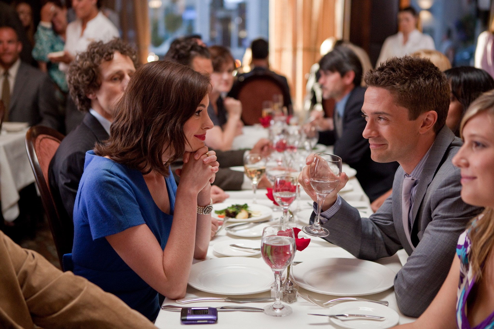 Still of Anne Hathaway and Topher Grace in Valentino diena (2010)