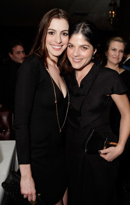 Anne Hathaway and Selma Blair at event of A Single Man (2009)