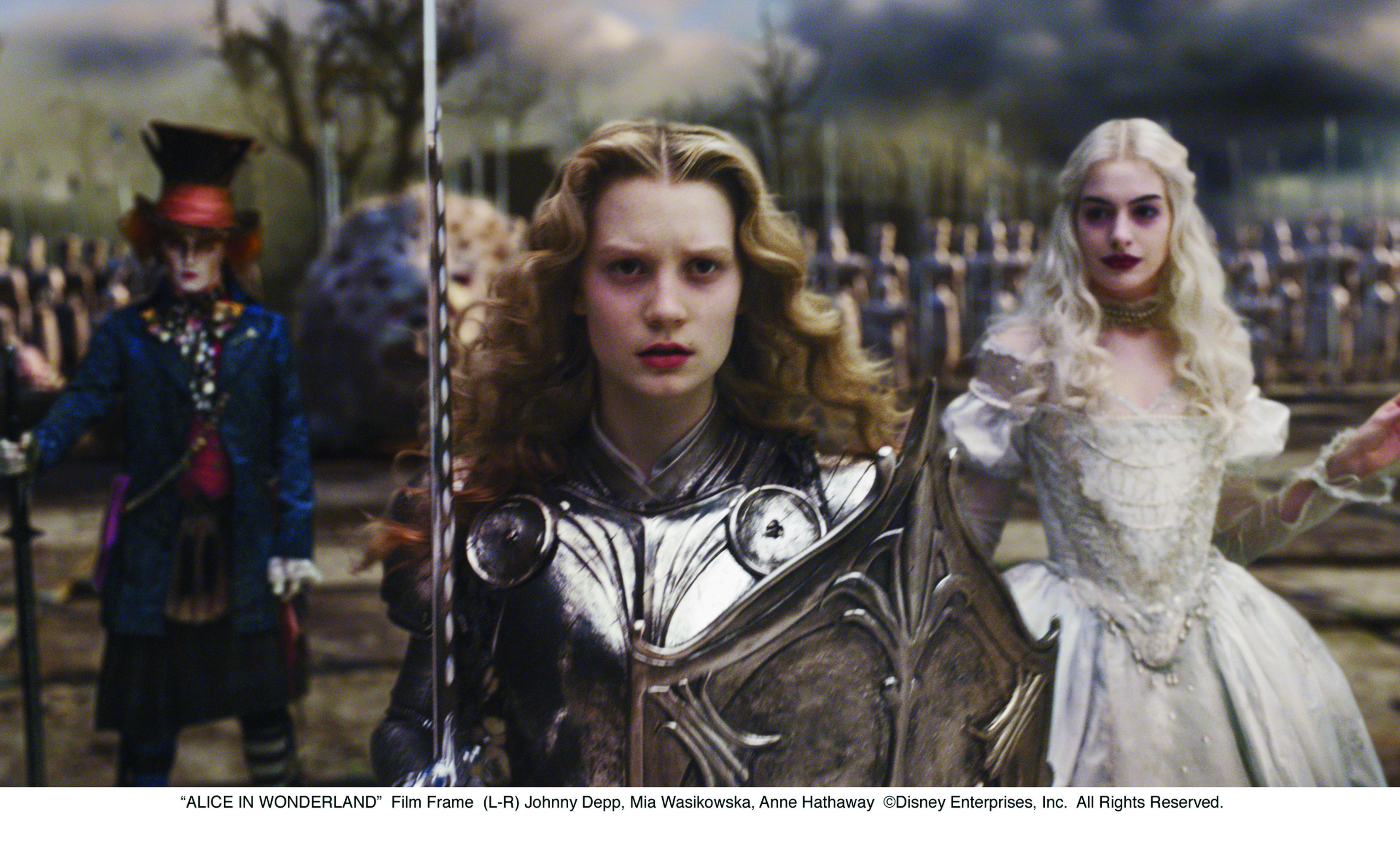 Still of Johnny Depp, Anne Hathaway and Mia Wasikowska in Alisa stebuklu salyje (2010)