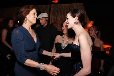 Sigourney Weaver and Anne Hathaway at event of The 66th Annual Golden Globe Awards (2009)