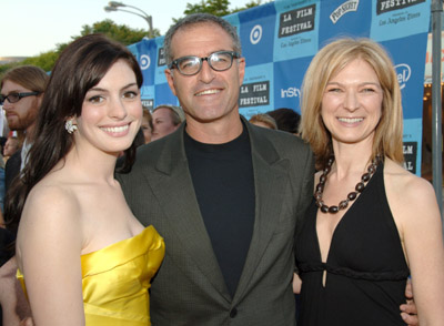 Anne Hathaway, David Frankel and Dawn Hudson at event of Ir velnias devi Prada (2006)