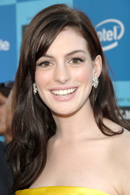 Anne Hathaway at event of Ir velnias devi Prada (2006)