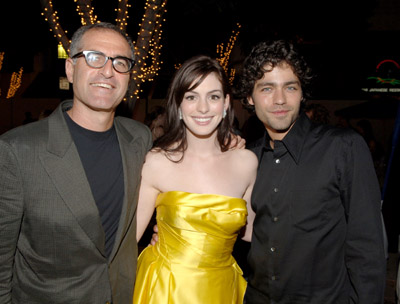 Anne Hathaway, Adrian Grenier and David Frankel at event of Ir velnias devi Prada (2006)