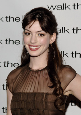 Anne Hathaway at event of Ties jausmu riba (2005)