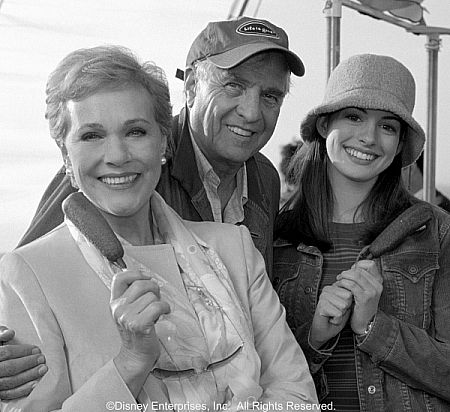 Julie Andrews, Anne Hathaway and Garry Marshall in The Princess Diaries (2001)