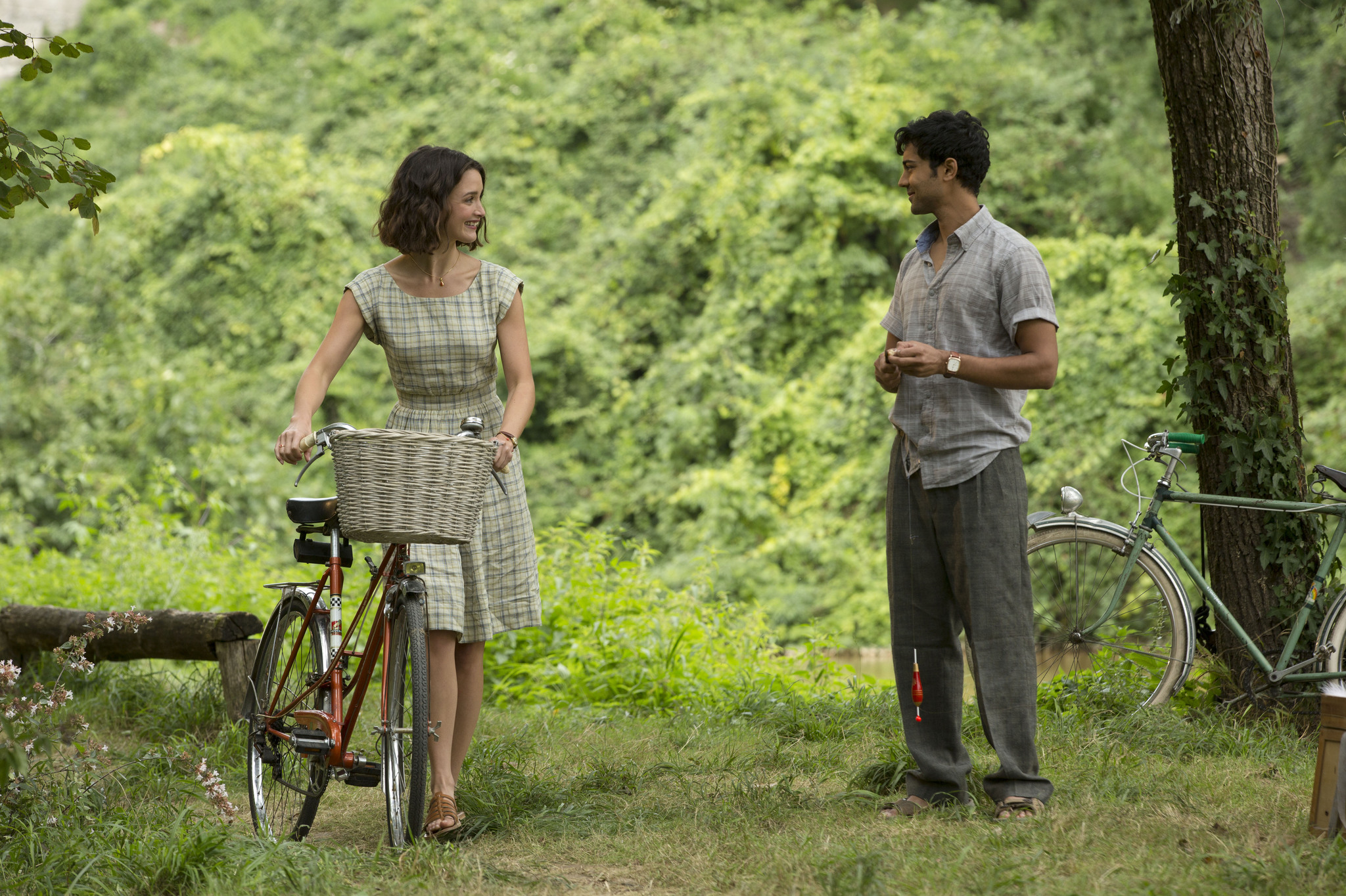 Still of Manish Dayal and Charlotte Le Bon in Simto zingsniu kelione (2014)