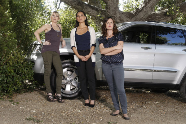 Still of Olivia Munn, Mary Elizabeth Ellis and Christine Woods in Perfect Couples (2010)