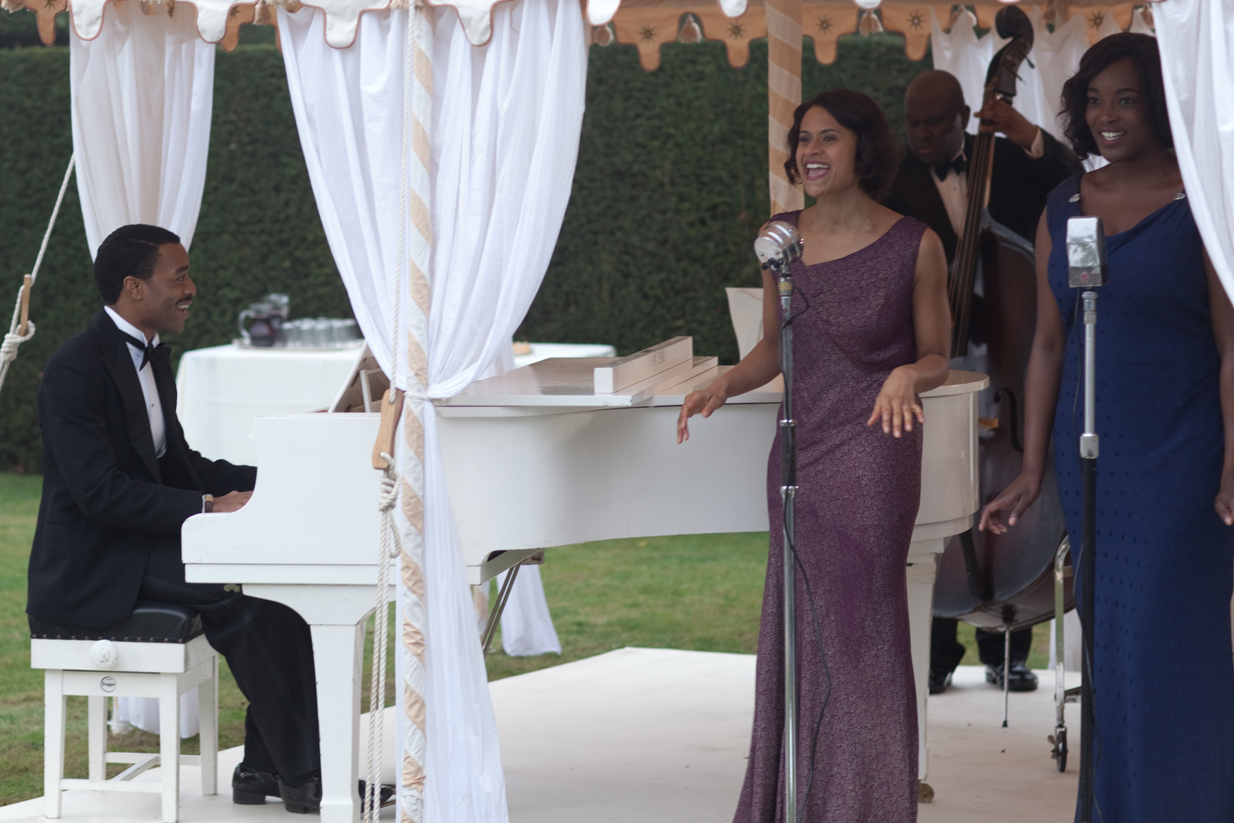 Still of Chiwetel Ejiofor, Angel Coulby, Wunmi Mosaku and Oroh Angiama in Dancing on the Edge (2013)