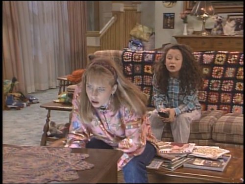 Still of Sara Gilbert and Alicia Goranson in Roseanne (1988)