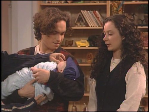 Still of Sara Gilbert and Johnny Galecki in Roseanne (1988)