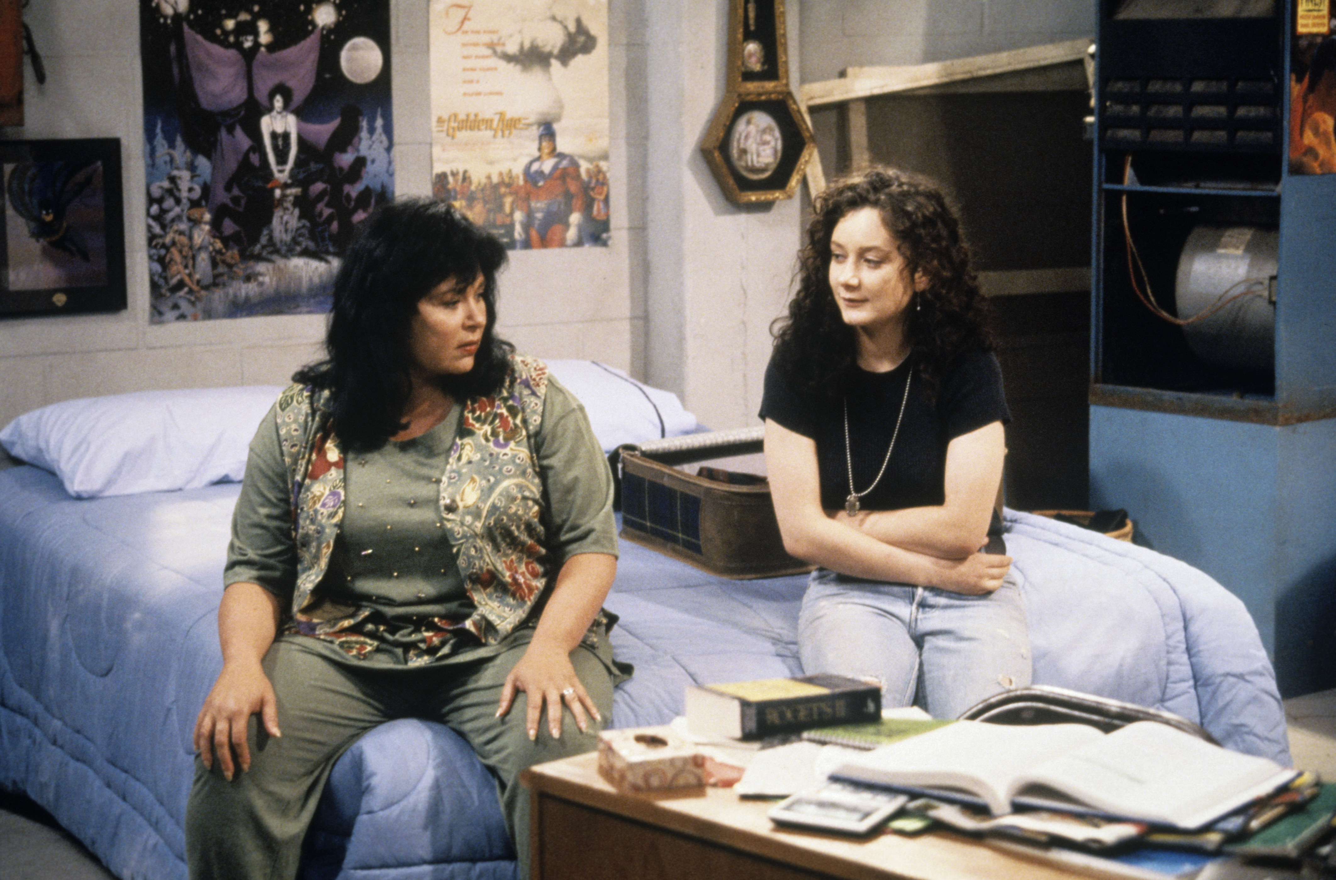 Still of Roseanne Barr and Sara Gilbert in Roseanne (1988)