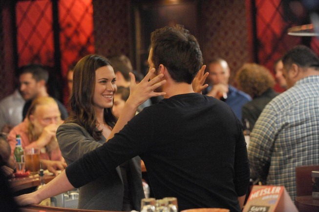 Still of Odette Annable and Jake Johnson in New Girl: Quick Hardening Caulk (2013)