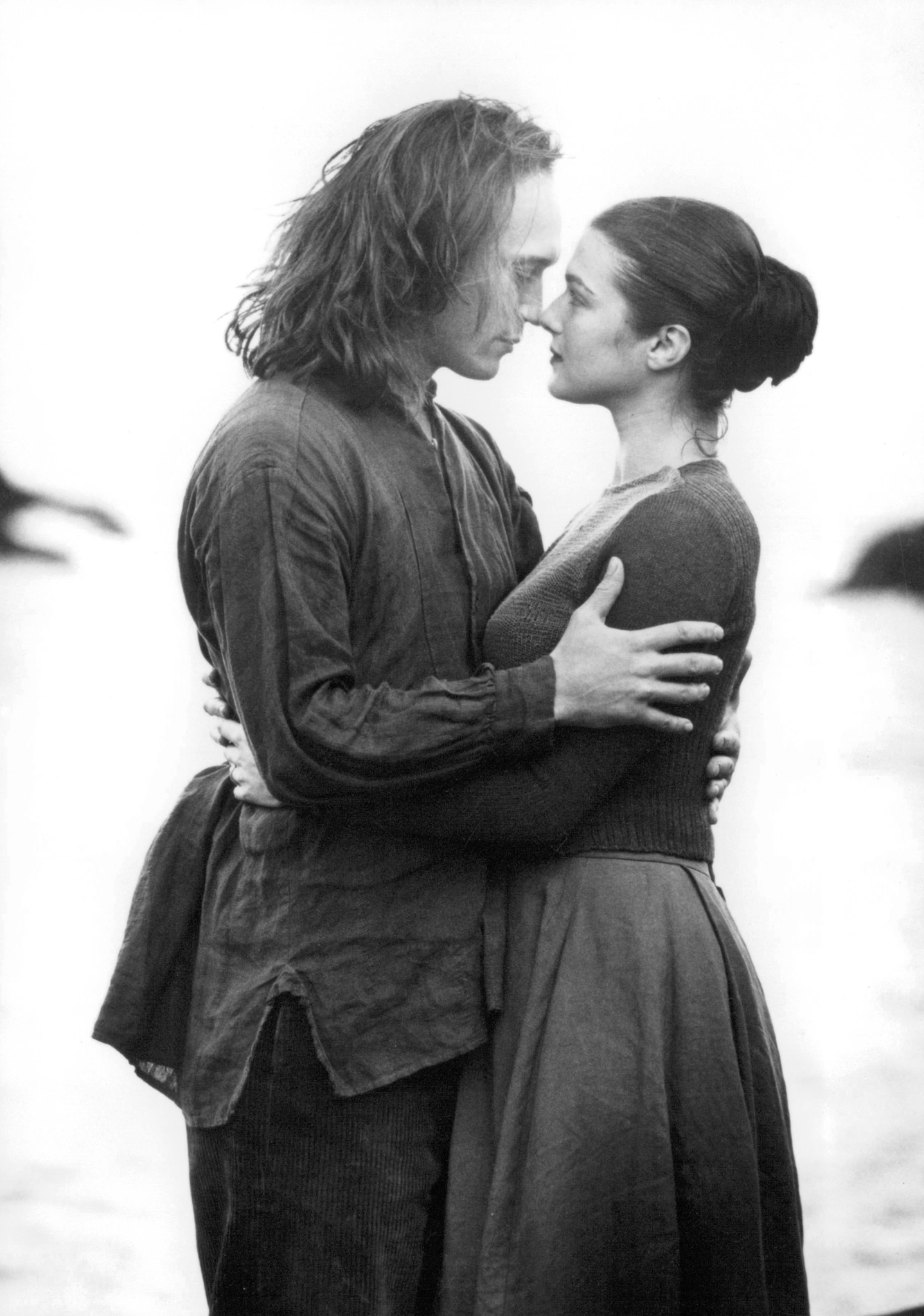 Still of Vincent Perez and Rachel Weisz in Swept from the Sea (1997)