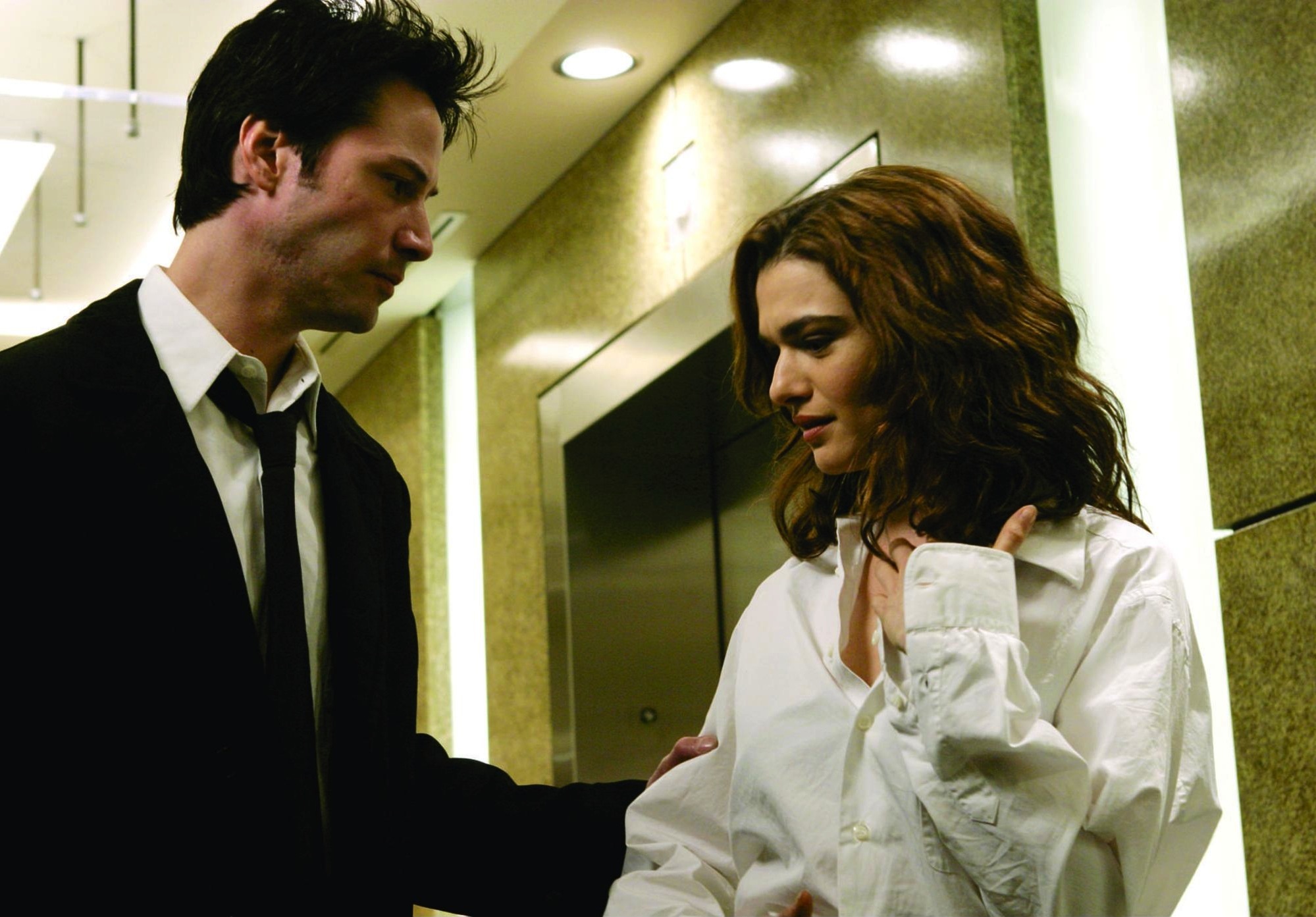 Still of Keanu Reeves and Rachel Weisz in Constantine (2005)