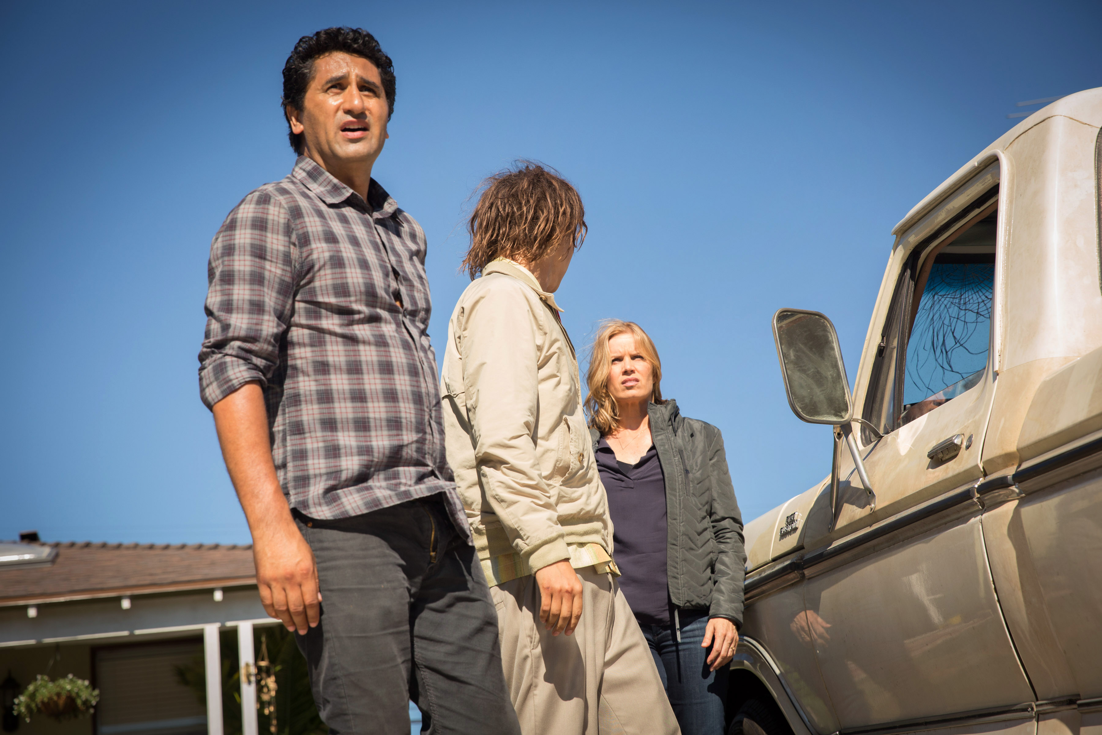 Still of Cliff Curtis, Kim Dickens and Frank Dillane in Fear the Walking Dead (2015)