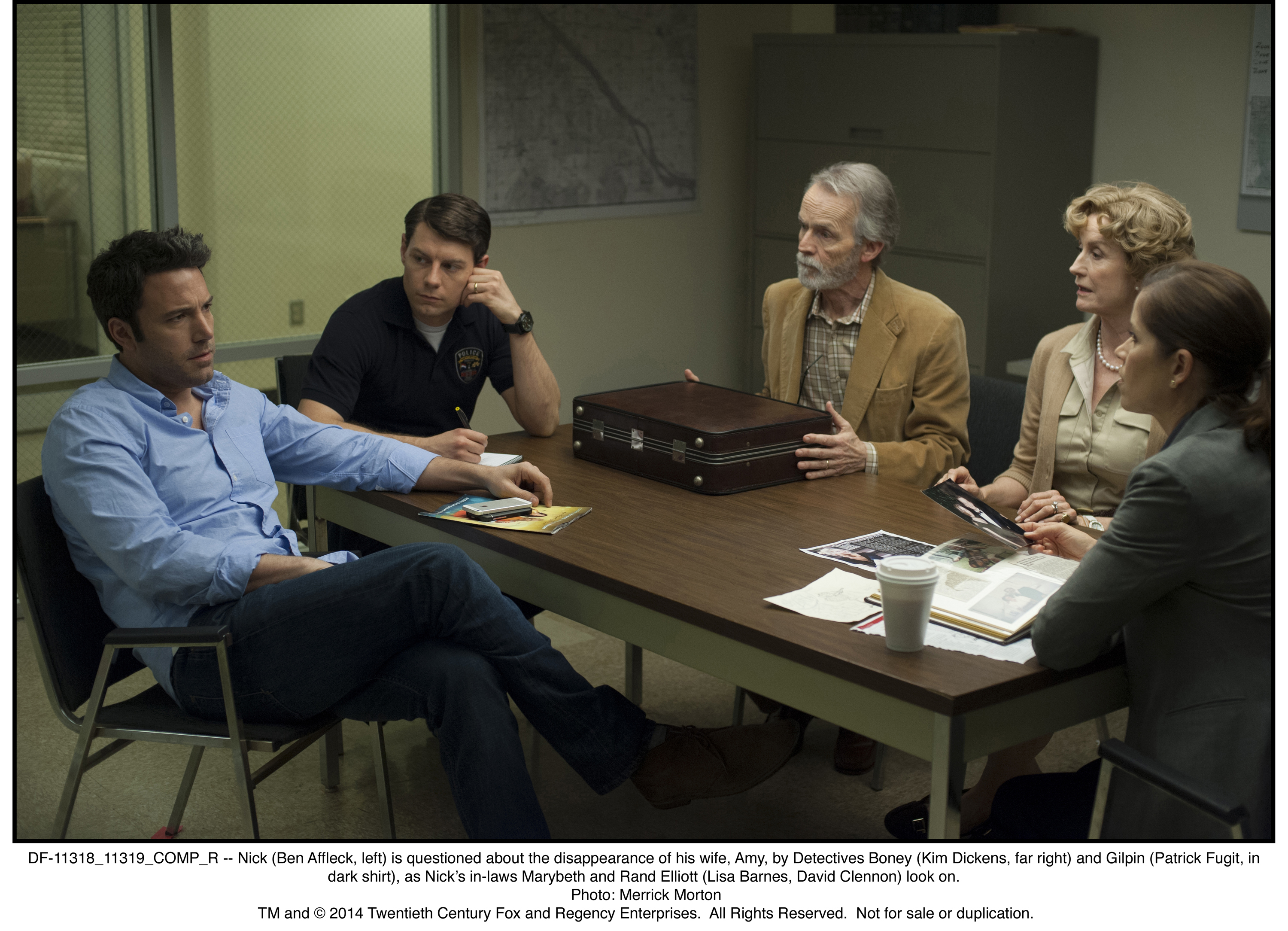 Still of Ben Affleck, Lisa Banes, David Clennon, Kim Dickens and Patrick Fugit in Dingusi (2014)