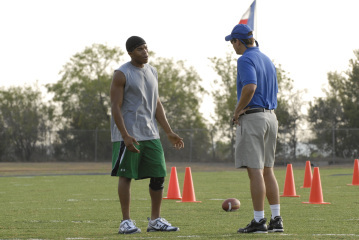 Still of Kyle Chandler and Gaius Charles in Friday Night Lights (2006)