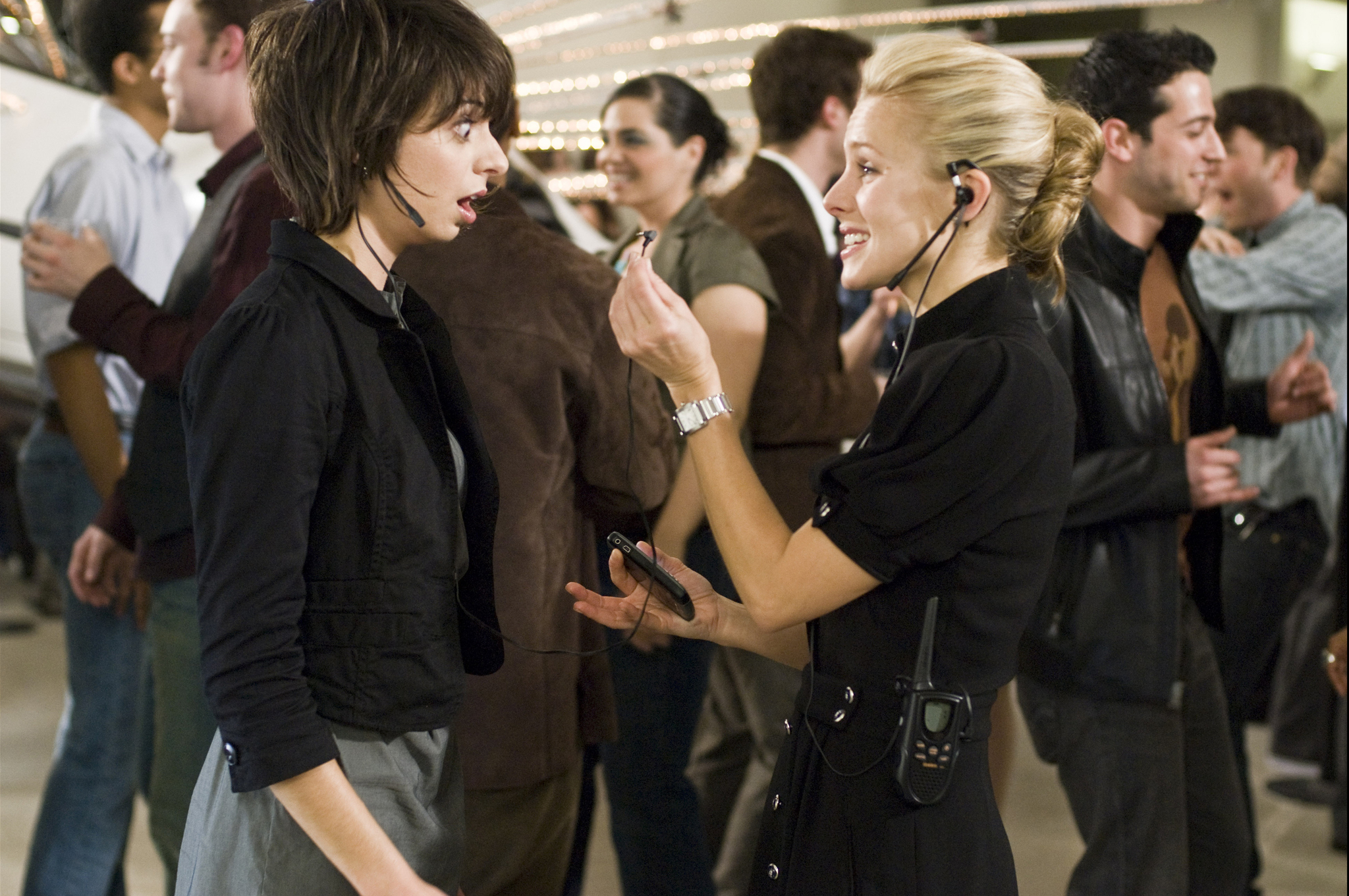 Still of Kristen Bell and Kate Micucci in When in Rome (2010)