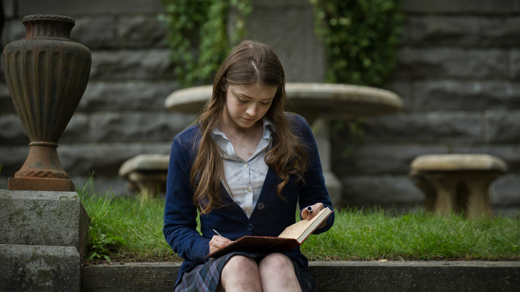 Still of Sarah Bolger and Lily Cole in The Moth Diaries (2011)