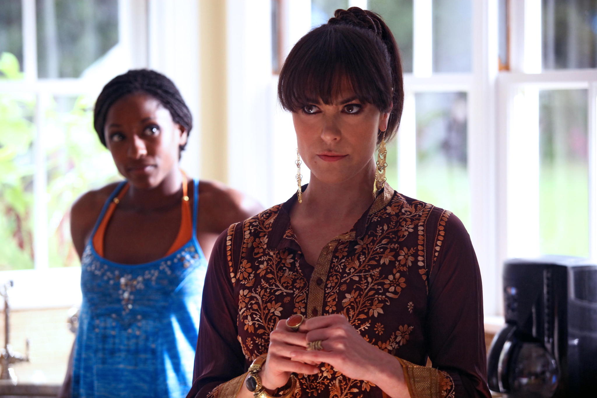 Still of Michelle Forbes and Rutina Wesley in Tikras kraujas (2008)