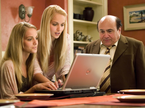 Still of Danny DeVito, Kelly Aldridge and Sabrina Aldridge in Milijonas sventiniu lempuciu (2006)