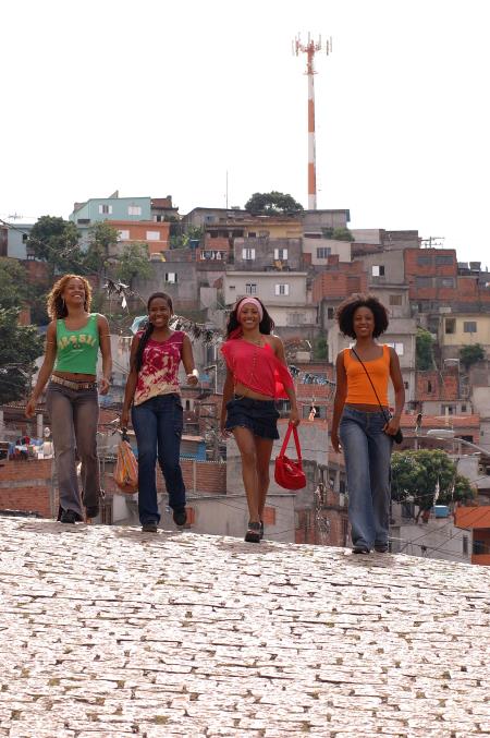 Still of Jacqueline Simão, Negra Li, Leilah Moreno and Cindy Mendes in Antônia: O Filme (2006)