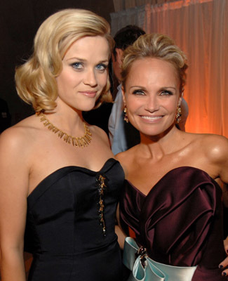 Reese Witherspoon and Kristin Chenoweth at event of Four Christmases (2008)