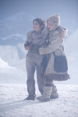 Charlie Rowe and Dakota Blue Richards in The Golden Compass