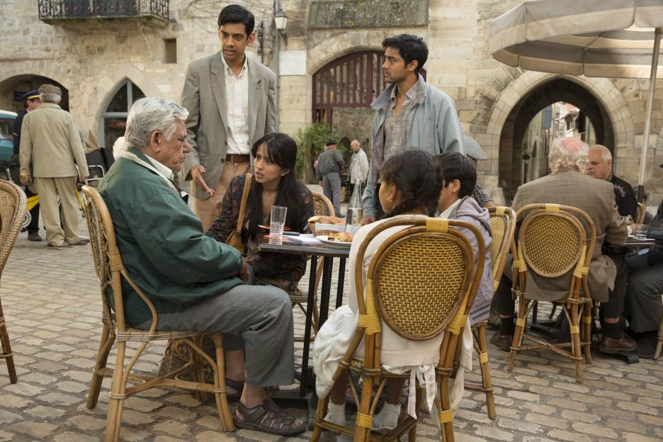 Still of Om Puri, Amit Shah, Manish Dayal and Farzana Dua Elahe in Simto zingsniu kelione (2014)