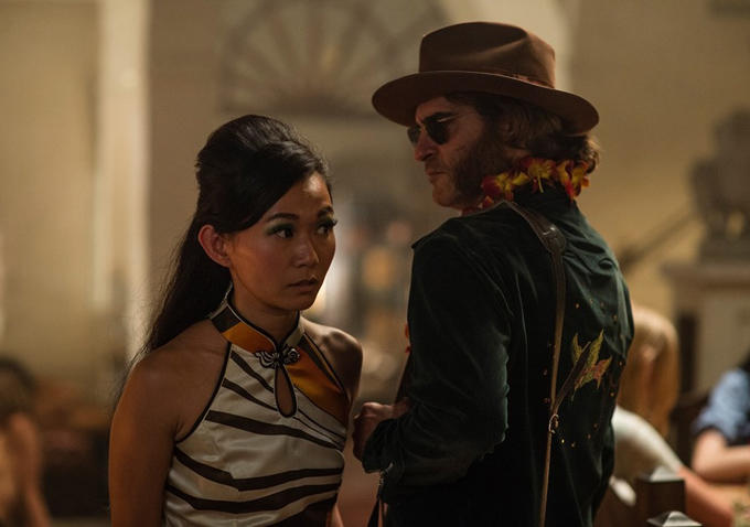 Hong Chau, Joaquin Phoenix in Inherent Vice (2014)