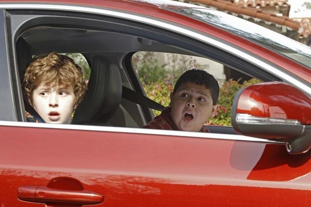 Still of Nolan Gould and Rico Rodriguez in Moderni seima (2009)