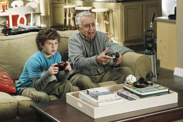 Still of Philip Baker Hall and Nolan Gould in Moderni seima (2009)